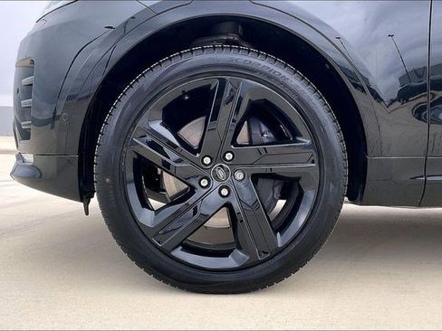 Used 2025 Land Rover Discovery Dynamic SE image 9