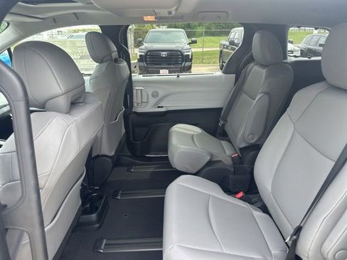 New 2026 Toyota Sienna XLE FWD image 5