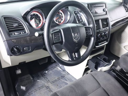 Used 2017 Dodge Grand Caravan SE image 9