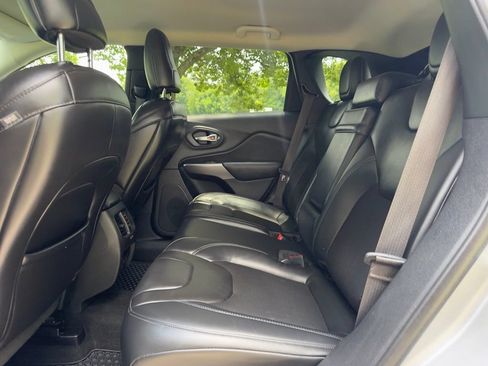 Used 2019 Jeep Cherokee Latitude Plus AWD/4WD image 25