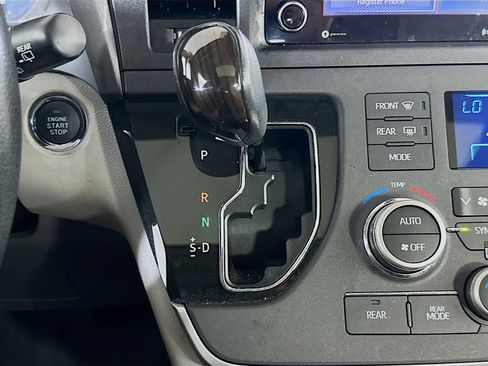 Used 2020 Toyota Sienna XLE image 25