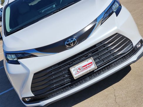 Used 2026 Toyota Sienna XLE image 10