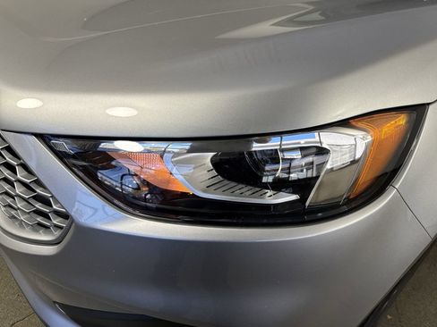 Used 2023 Ford Edge SE image 27