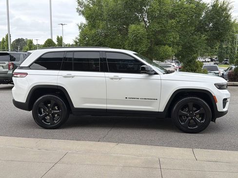 Used 2023 Jeep Grand Cherokee Altitude AWD/4WD image 2
