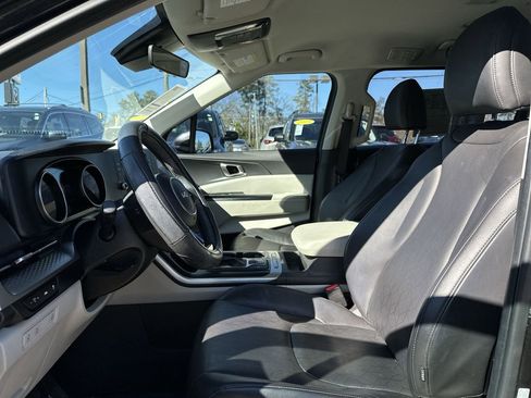 Used 2023 Kia Carnival LX image 11