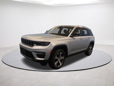 Used 2023 Jeep Grand Cherokee Limited w/ Luxury Tech Group II AWD/4WD image 3