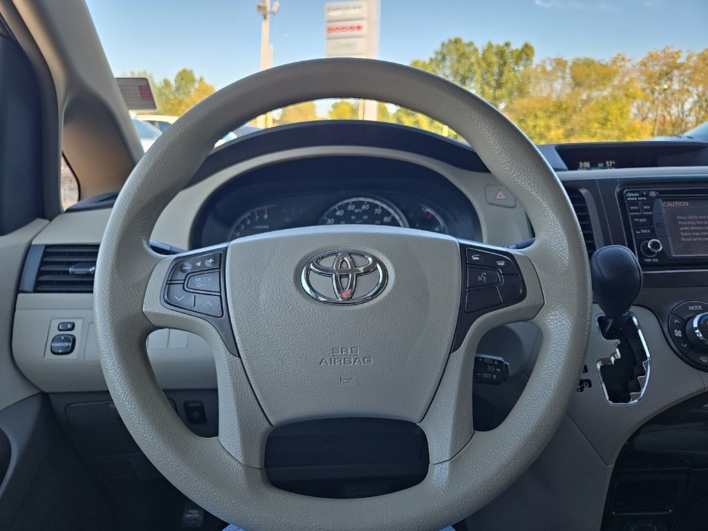 Used 2013 Toyota Sienna LE FWD image 12