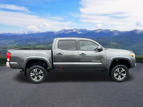 Used 2017 Toyota Tacoma SR5 w/ Tow Package AWD/4WD image 7