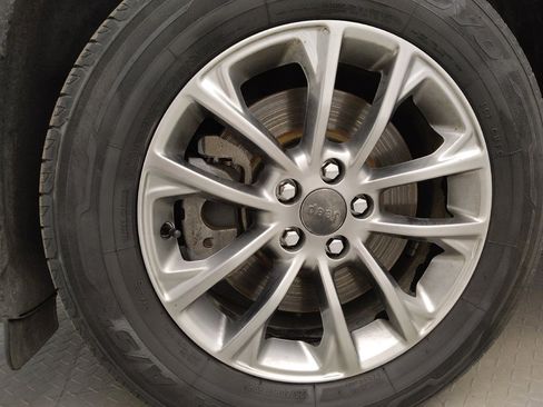 Used 2020 Jeep Cherokee Latitude Plus FWD image 31