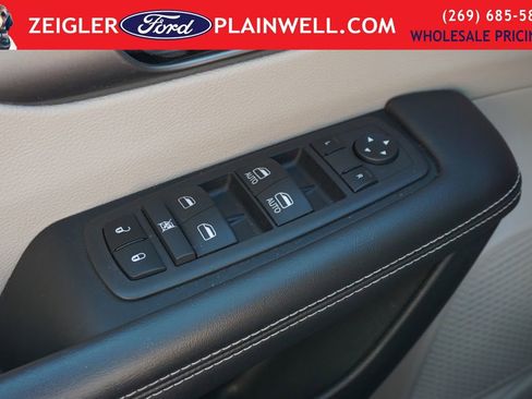 Used 2024 Chrysler Pacifica Touring-L FWD image 32