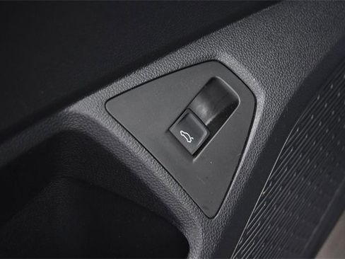 Certified 2025 Volkswagen Jetta SE w/ Sunroof Package image 9