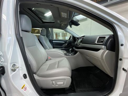 Used 2019 Toyota Highlander XLE FWD image 34