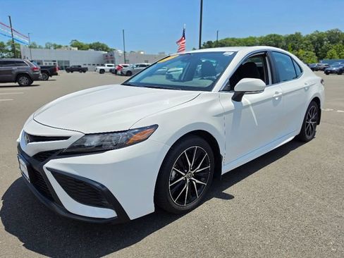 Used 2024 Toyota Camry SE w/ Cold Weather Package FWD image 3