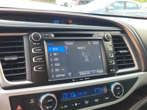 Used 2018 Toyota Highlander XLE FWD image 22