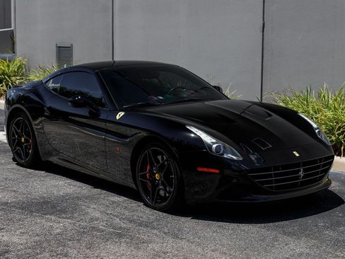 Used 2017 Ferrari California T RWD image 7