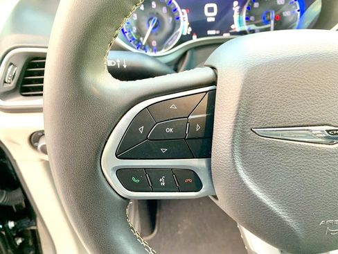 Used 2023 Chrysler Pacifica Touring-L FWD image 32