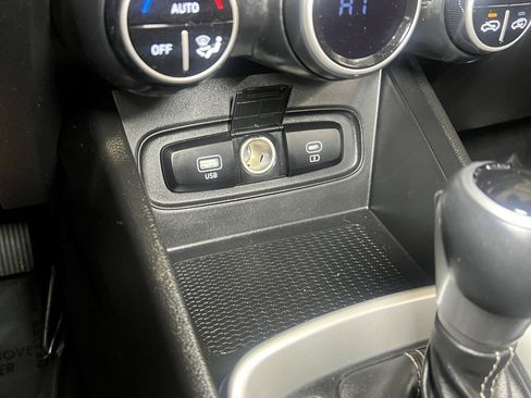 Used 2023 Hyundai Venue SEL image 39