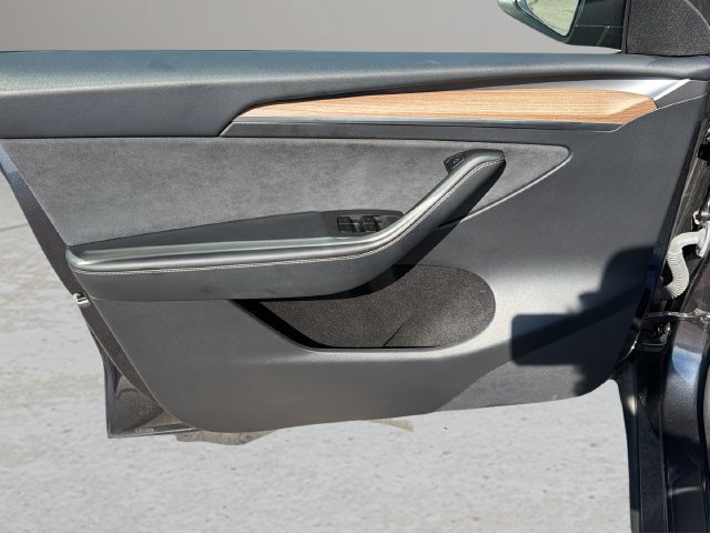 Used 2025 Tesla Model Y Long Range RWD image 17