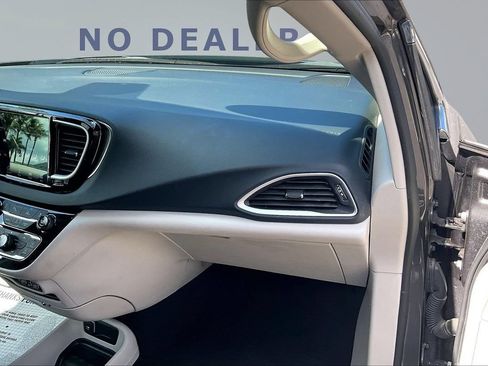 Used 2023 Chrysler Pacifica Touring-L FWD image 27