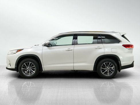 Used 2018 Toyota Highlander XLE image 2