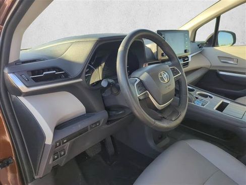 Used 2023 Toyota Sienna XLE FWD image 13