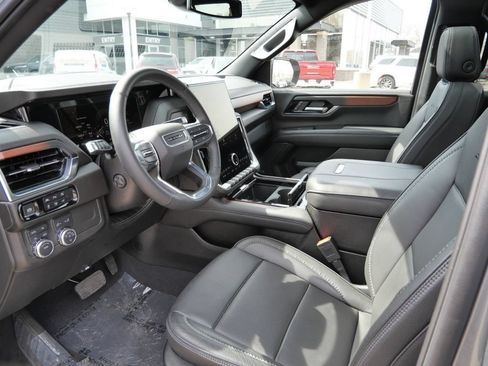 Used 2025 GMC Yukon Denali w/ Sun & Power Step Package AWD/4WD image 39