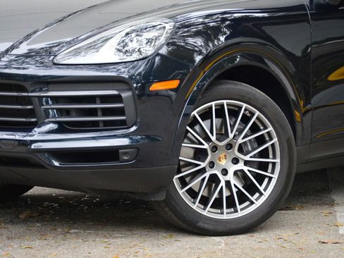 Used 2023 Porsche Cayenne Platinum Edition image 2