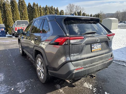 Used 2019 Toyota RAV4 XLE Premium image 5