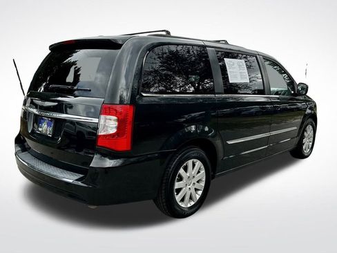 Used 2014 Chrysler Town & Country Touring image 5