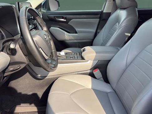 Used 2022 Toyota Highlander XLE image 21