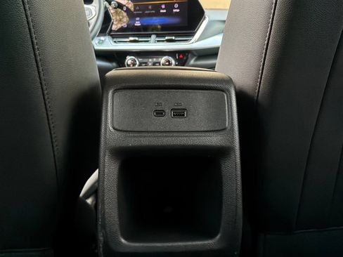 Used 2025 Chevrolet Trax LT w/ LT Convenience Package FWD image 12
