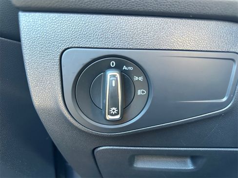 Used 2019 Volkswagen Tiguan SE w/ Panoramic Sunroof Package image 25