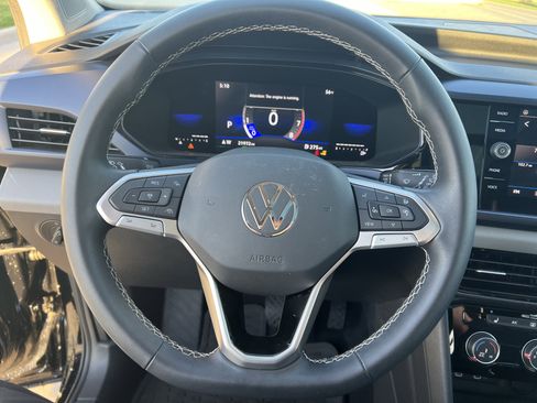 Used 2023 Volkswagen Taos SE w/ Panoramic Sunroof Package image 17