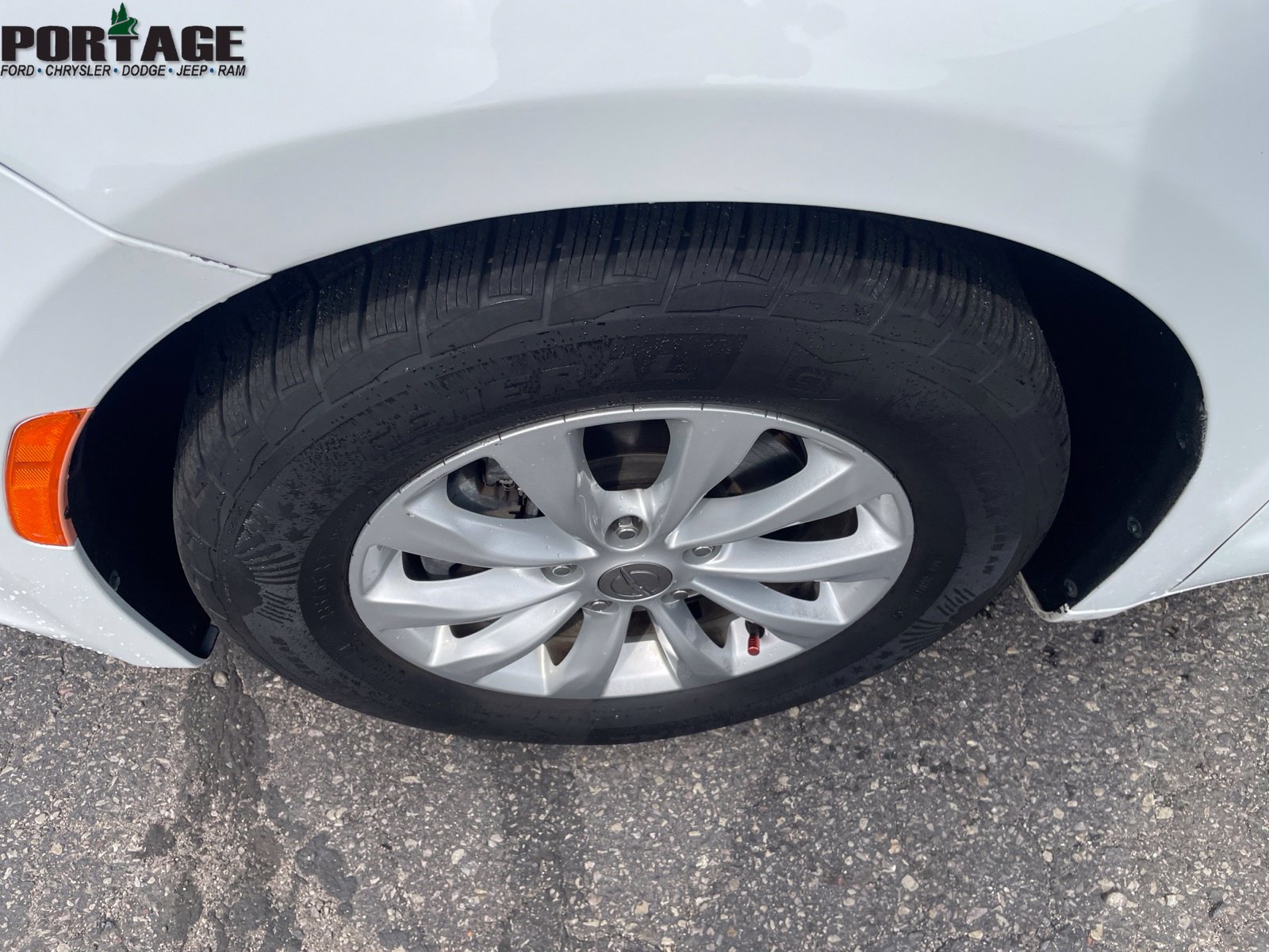 Used 2017 Chrysler Pacifica Touring-L FWD image 9