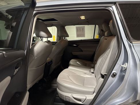 Used 2021 Toyota Highlander XLE image 23