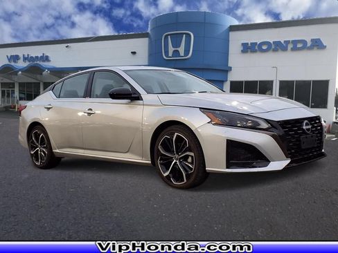 Used 2023 Nissan Altima 2.5 SR FWD image 1