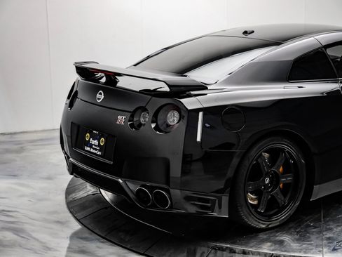 Used 2013 Nissan GT-R Premium image 16
