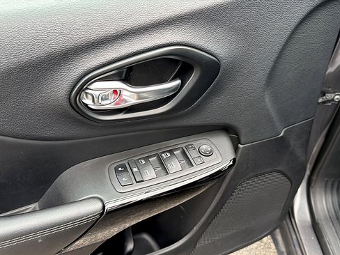 Used 2023 Jeep Cherokee Altitude Lux AWD/4WD image 17