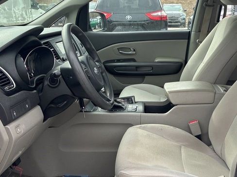 Used 2018 Kia Sedona L image 2