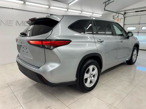 Used 2023 Toyota Highlander LE AWD/4WD image 5