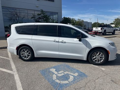 New 2026 Chrysler Pacifica Select image 36