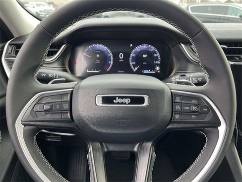 Used 2024 Jeep Grand Cherokee L Laredo image 16