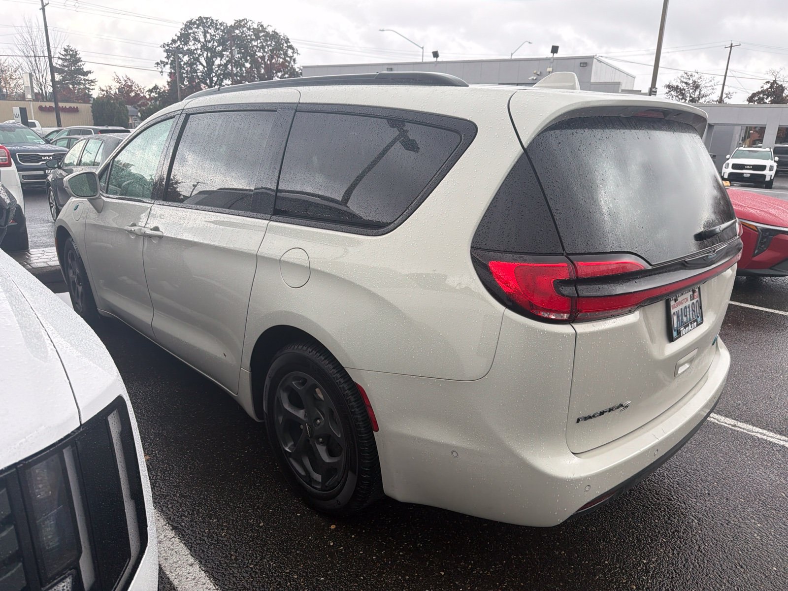 Used 2021 Chrysler Pacifica Limited w/ Uconnect Theater Family Group FWD image 3
