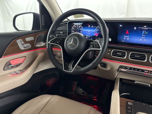 Used 2024 Mercedes-Benz GLS 450 4MATIC image 29