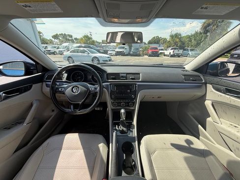Used 2018 Volkswagen Passat 2.0T R-Line FWD image 5