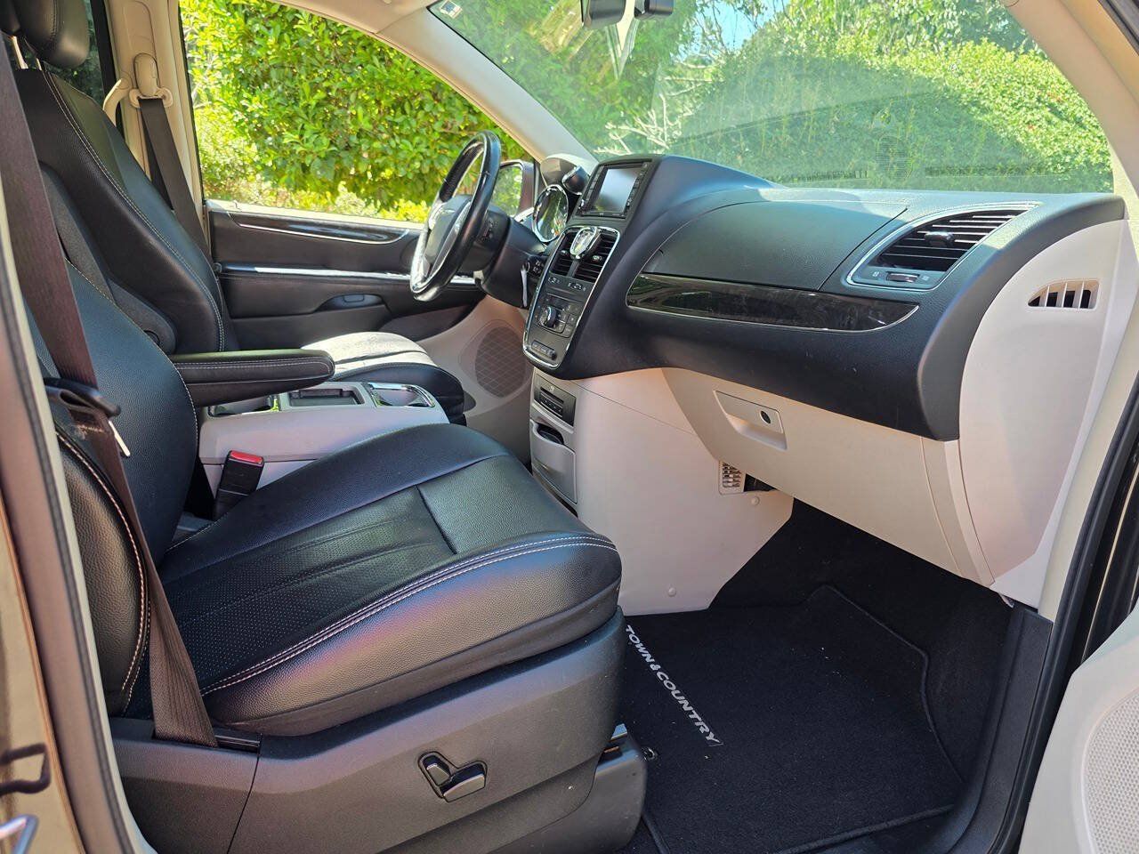 Used 2015 Chrysler Town & Country Touring-L w/ Driver Convenience Group FWD image 36