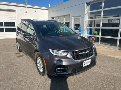 Used 2022 Chrysler Pacifica Touring-L image 2