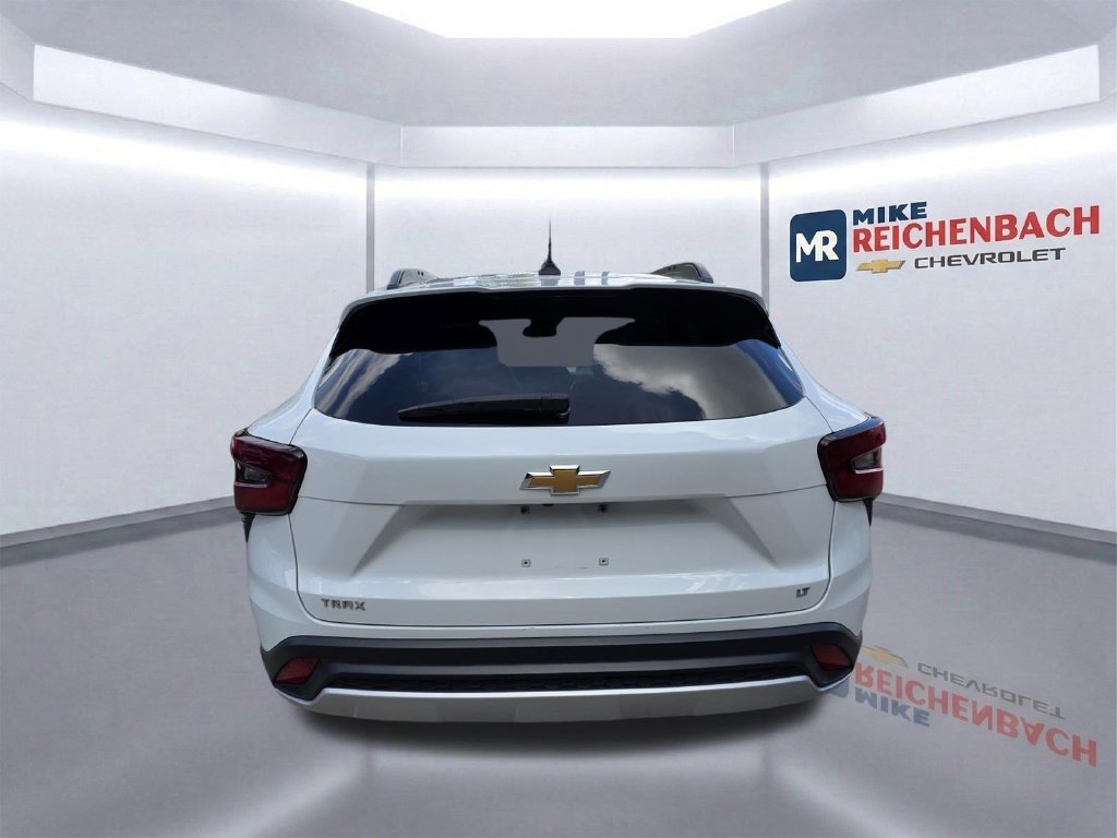 Used 2025 Chevrolet Trax LT FWD image 5