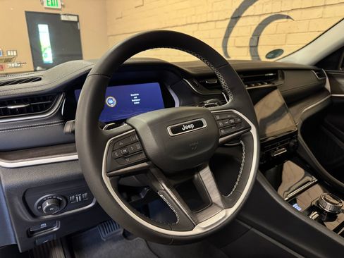 Used 2023 Jeep Grand Cherokee Limited AWD/4WD image 35