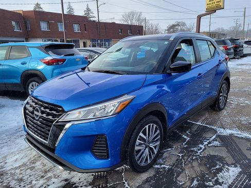 Used 2023 Nissan Kicks SV image 3